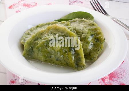 Spinat-Pierogi (gekochte Teigtaschen) mit Hüttenkäse Stockfoto