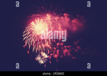 Buntes Feuerwerk vor dem Hintergrund des schwarzen Nachthimmels Stockfoto