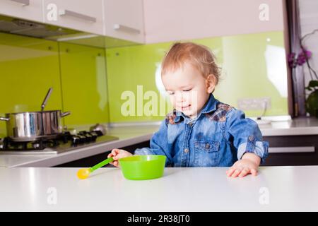 Baby essen Selbst Stockfoto