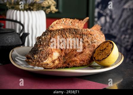 Filipino Stil ganze gebratenen Tilapia Fisch Stockfoto