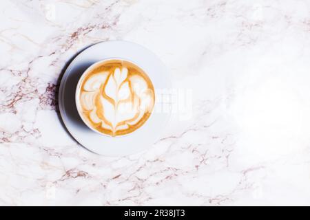 Tasse Kaffee auf einem Holztisch in der Draufsicht Stockfoto