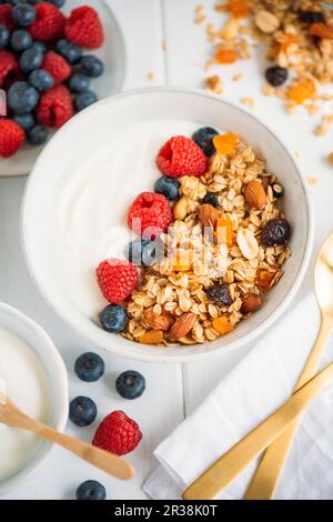 Hausgemachtes Müsli mit frischen Beeren und griechischem Joghurt Stockfoto