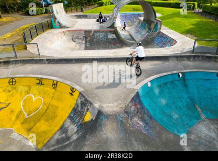 Livingston, Schottland, Großbritannien. 22. Mai 2023 Draufsicht auf den Livingston Skatepark, West Lothian. Der Skatepark wird zu einem denkmalgeschützten Gebäude. Stockfoto