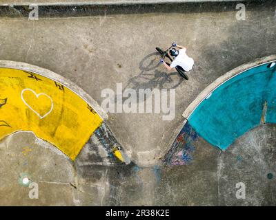 Livingston, Schottland, Großbritannien. 22. Mai 2023 Draufsicht auf den Livingston Skatepark, West Lothian. Der Skatepark wird zu einem denkmalgeschützten Gebäude. Stockfoto