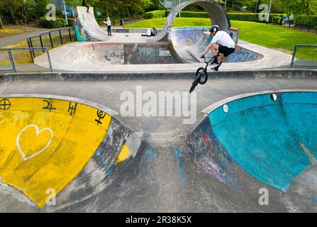 Livingston, Schottland, Großbritannien. 22. Mai 2023 Draufsicht auf den Livingston Skatepark, West Lothian. Der Skatepark wird zu einem denkmalgeschützten Gebäude. Stockfoto