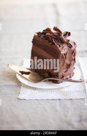 Ein Stück dreischichtigen Schokoladenkuchen Stockfoto