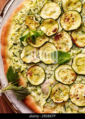 Zucchini-Pizza (von oben gesehen) Stockfoto