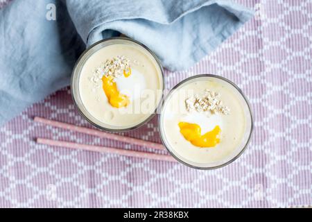 Zwei Gläser Mango und Hafershake Stockfoto