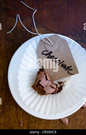 Ein Stück Schokoladenkuchen mit einem Etikett Stockfoto