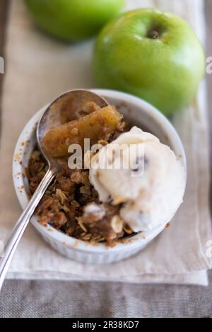 Apfel und Birne zerfallen mit einer Kugel Eis Stockfoto