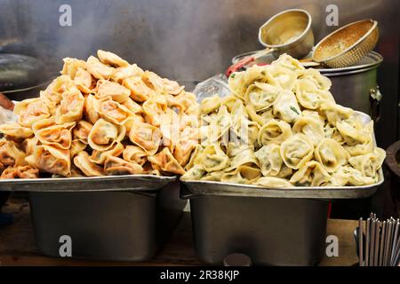 Mandus (Ravioli) auf dem Gwangjang-Markt in Seoul, Südkorea Stockfoto