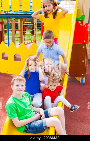 Kinder Stau auf Folie im Sommer draußen Stockfoto