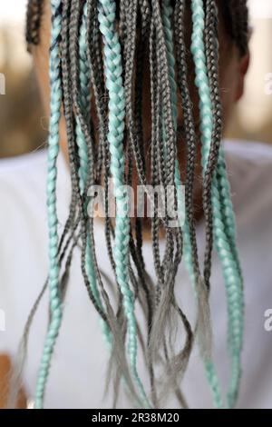 Dünne Zöpfe im afrikanischen Stil, französische Zöpfe auf dem Kopf eines Mannes Stockfoto
