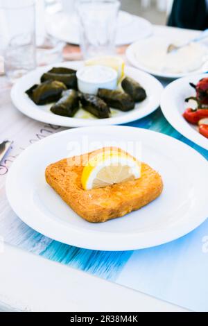 Saganaki – griechischer gebratener Feta Stockfoto