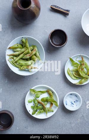 Edamam mit Salz und schwarzen Sesamsamen (Japan) Stockfoto