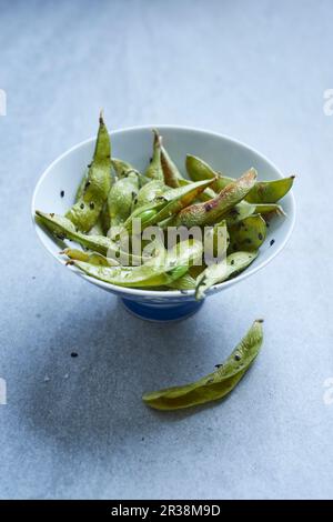 Edamam mit Salz und schwarzen Sesamsamen (Japan) Stockfoto