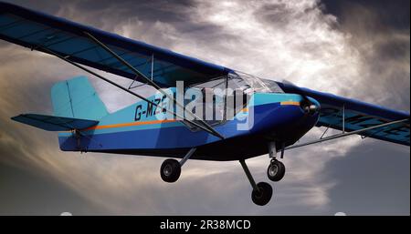 Leichtflugzeuge auf dem lokalen Club-Flugplatz in Großbritannien. Stockfoto