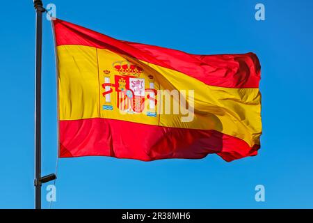 Spanische Flagge am blauen Himmel Stockfoto