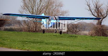 Leichtflugzeuge auf dem lokalen Club-Flugplatz in Großbritannien. Stockfoto