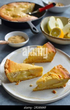 Apfelkuchen auf einem Teller Stockfoto