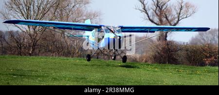 Leichtflugzeuge auf dem lokalen Club-Flugplatz in Großbritannien. Stockfoto