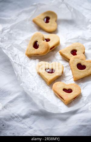 Vegane Butterkekse mit Erdbeerfrucht-Aufstrich Stockfoto