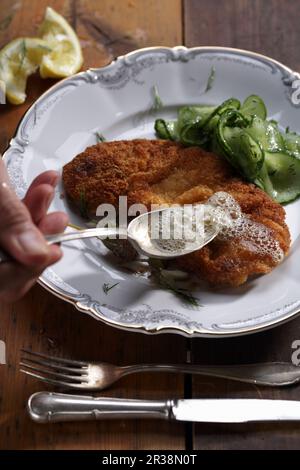 Wiener Schnitzel mit Gurkensalat Stockfoto