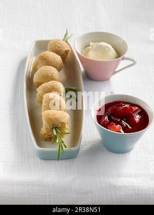 Mini-Buchteln (gebackene, süße Hefeknödel) mit Zimtparfait und Damson-Kompott Stockfoto