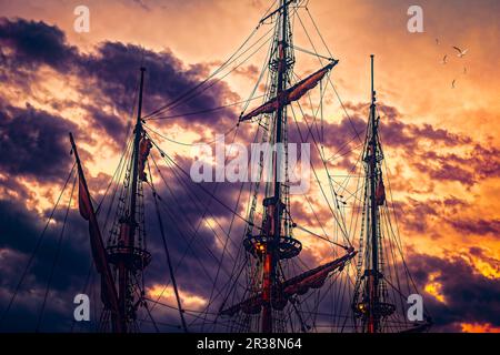 Piratenschiff in Sunset Landschaft Stockfoto