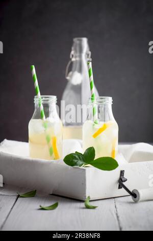 Limonade aus Apfelessig, Ingwer, Zitrone und Honig Stockfoto