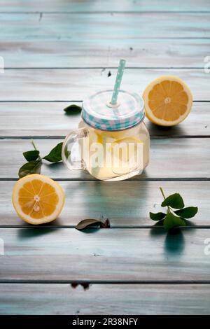 Limonade aus Apfelessig, Ingwer, Zitrone und Honig Stockfoto