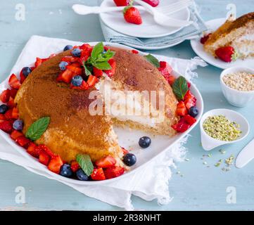 Zuccotto con fragole e mirtilli (Ein kuppelförmiges Dessert mit Vanilleeis und Beeren, Italien) Stockfoto