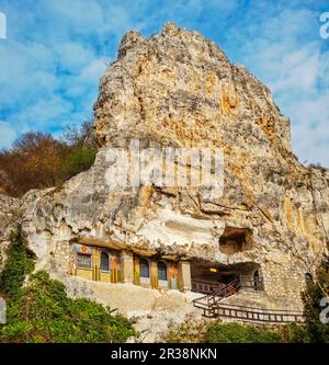 Basarbovo, Bulgarien - 11. November 2017. Das Felskloster St. Dimitrii von Basarbovo, Bulgarien. Ro Stockfoto