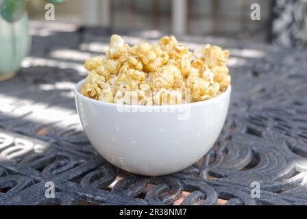 Popcorn in eine Schüssel weiß Stockfoto