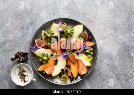 Obstplatte mit natürlichem Joghurtdip Stockfoto