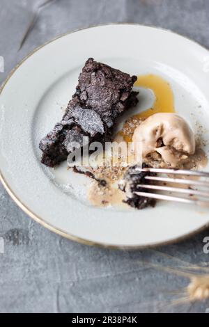 Ein Brownie mit Earl Grey Eis Stockfoto