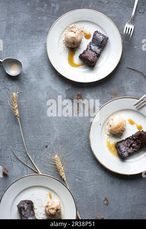 Brownies mit Earl Grey Eis Stockfoto
