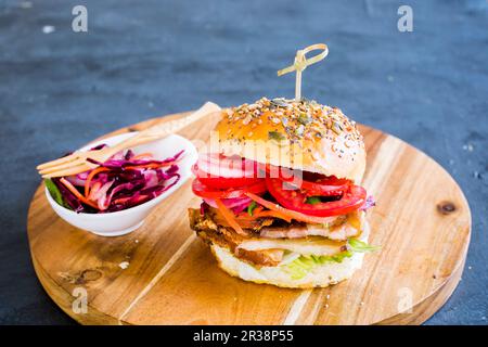 Schweinesandwich mit eingelegtem Gemüse Stockfoto