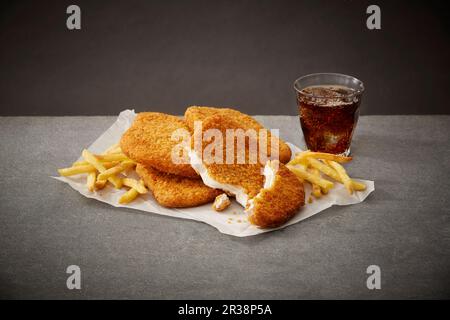 Schnitzel mit pommes Frites und Cola Stockfoto