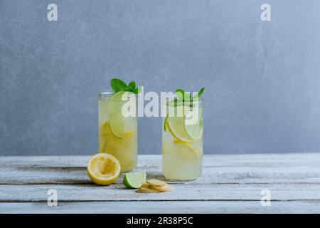 Zitronen- und Limettenschalter mit Ingwer und Minze Stockfoto