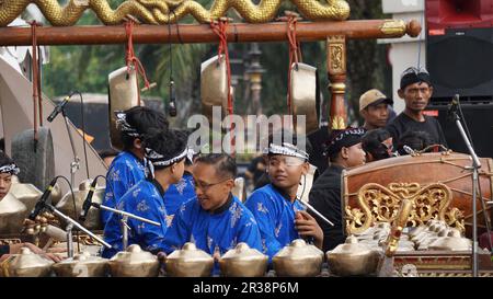 Niyaga ist ein traditioneller Musikinstrument-Player von Java Stockfoto