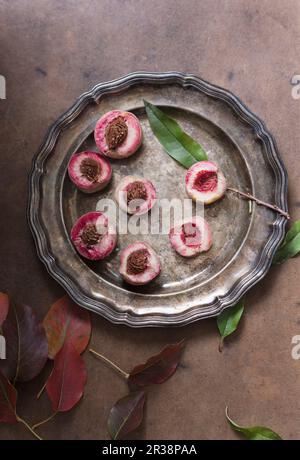 Frische Pfirsiche auf einem Zinnteller Stockfoto