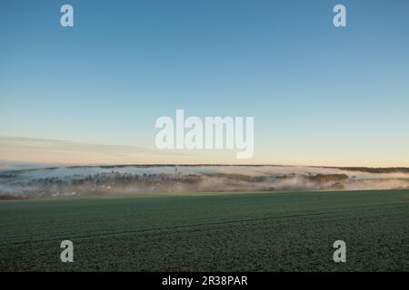 Ein Dorf im Nebel Stockfoto