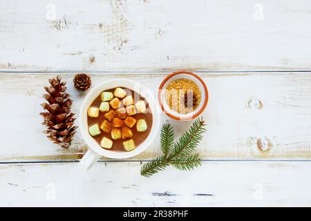 Frisch zubereitete Weihnachten oder Neujahr heiße Schokolade mit Marshmallows im Becher auf weißem Holzhintergrund Stockfoto
