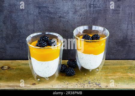 Freimaurergläser mit Entgiftung und gesundes Superfoods Frühstück Stockfoto