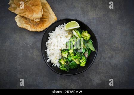 Grünes Thai-Arry mit Brokkoli, Bok Choy, Mähne, Babyspinat, Limette und Reis Stockfoto