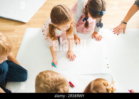 Blick von oben auf die Gruppe von Kindern auf einer Etage Stockfoto