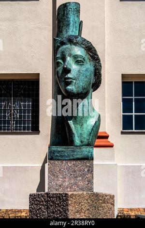 Bronzebürste vor der Stadtkirche am Marktplatz, Neustrelitz, Mecklenburg-Vorpommern, Deutschland. Stockfoto