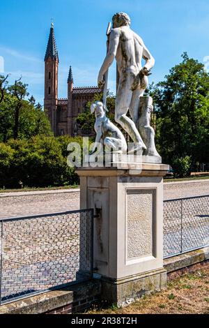 Skulptur von Meleager 1860-65 – Kopie der Statue von 450BC im Schlosspark Neustrelitz, Mecklenburg-Vorpommern, Deutschland Stockfoto