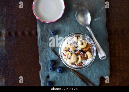 Hafer über Nacht mit Nüssen und Heidelbeeren Stockfoto